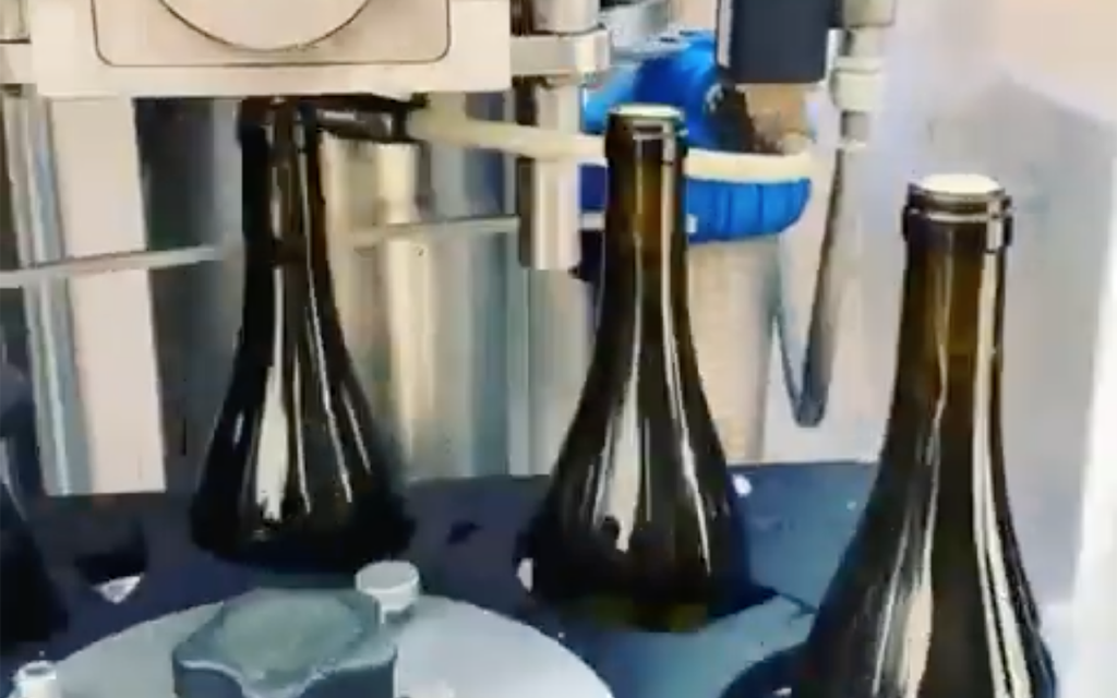 Bottling of our white Beaujolais "Terrain rouge" 2020