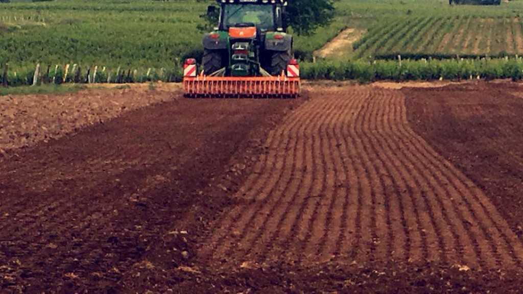 Préparation du sol avant plantation. Décomposition de la terre.